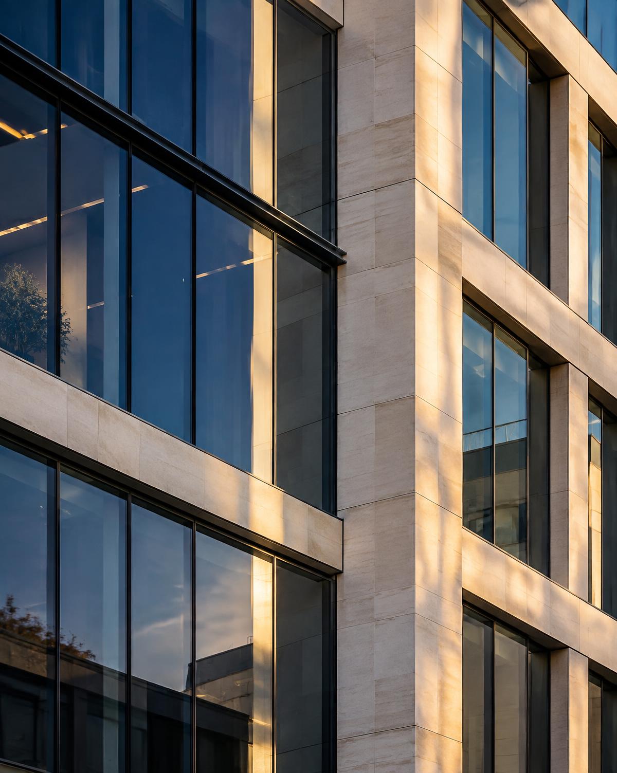 Architecture contemporaine aux lignes précises
